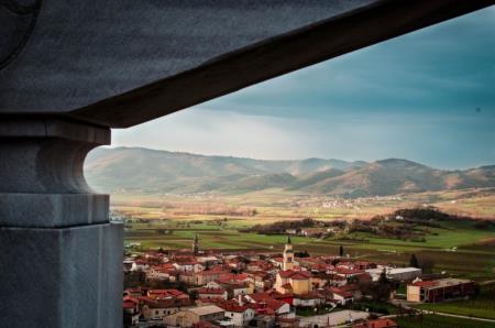 Na fotografiji je Teodozijev križ s pogledom na vas Vrhpolje